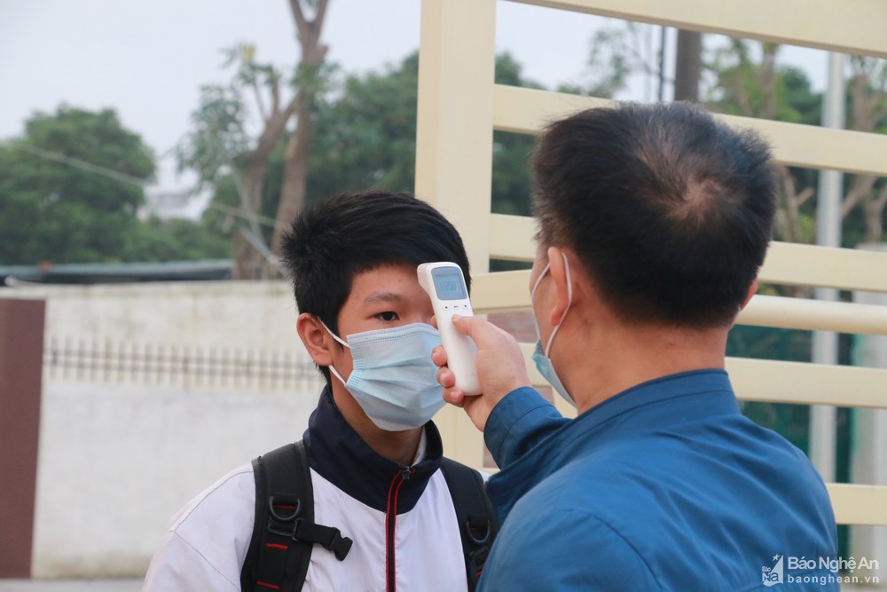 bna_kiem_tra_than_nhiet_cho_hoc_sinh_khi_tro_lai_truong_anh__mhjpeg6928477_26112021.jpg