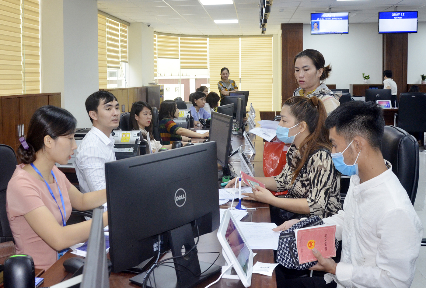giai-quyet-thu-tuc-hanh-chinh-tai-trung-tam-phuc-vu-hanh-chinh-cong-tinh-nghe-an-thanh-le.jpg