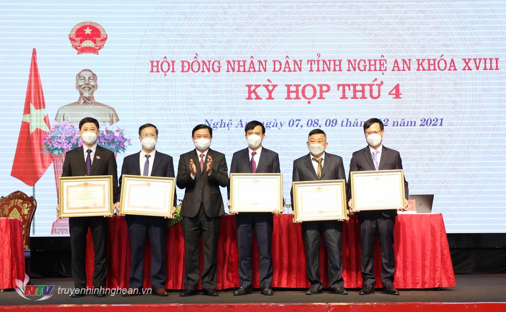 tang_khen_2_20211207114444.jpg