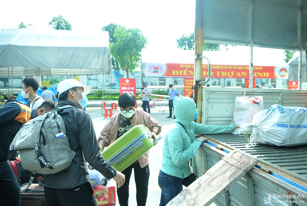 bna_chuyen_do_len_xe1757004_7102021.jpg