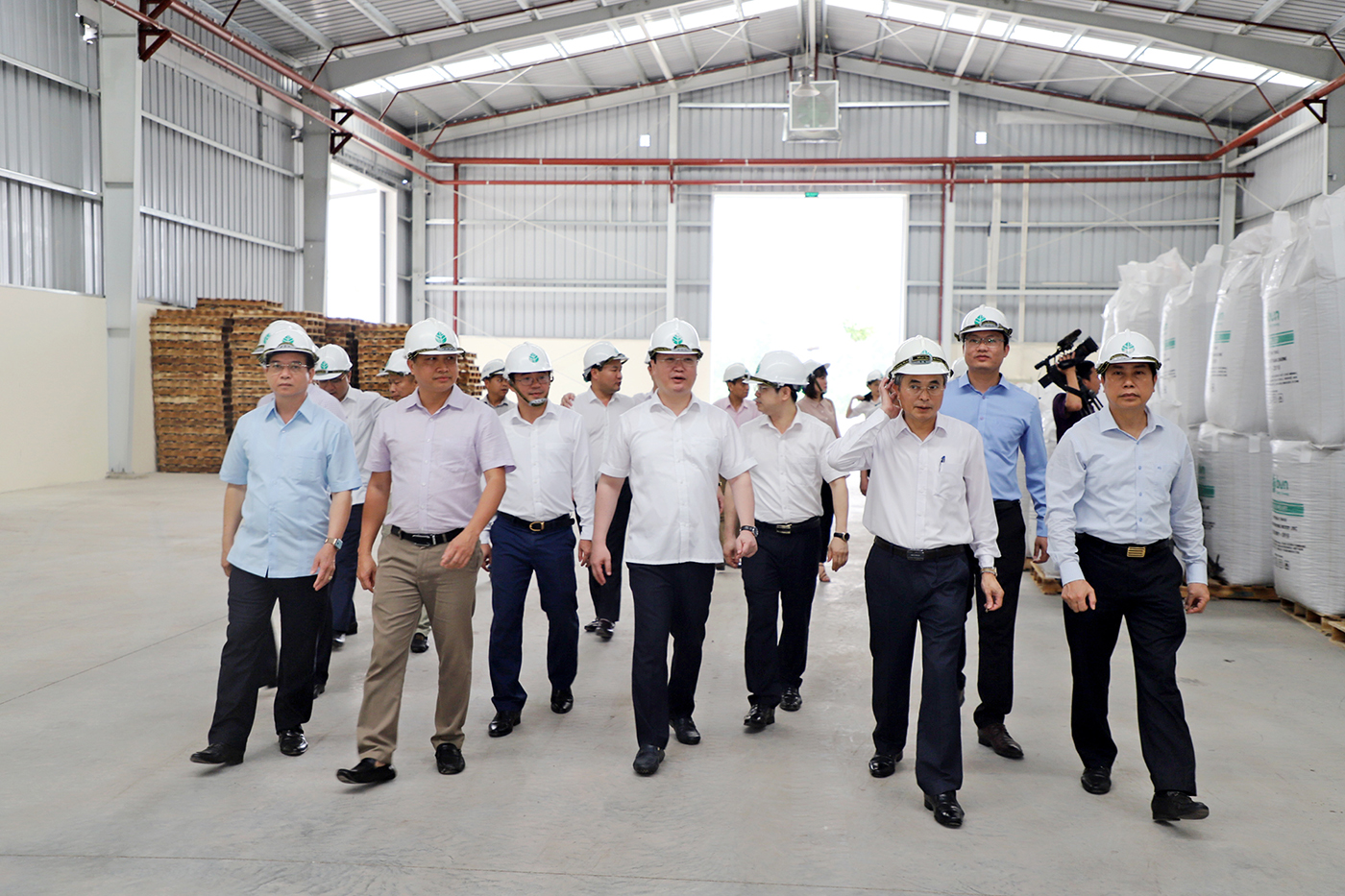 chu-tich-ubnd-tinh-nguyen-duc-trung-den-tham-cong-ty-cp-san-xuat-va-thuong-mai-go-thanh-chuong-pham-bang.jpg