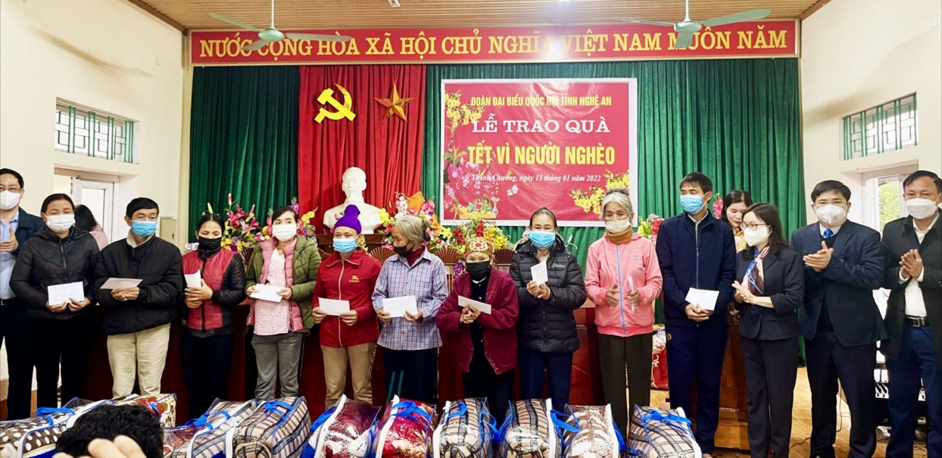 Đoàn đại biểu Quốc hội tỉnh Nghệ An trao quà Tết vì người nghèo tại huyện Thanh Chương