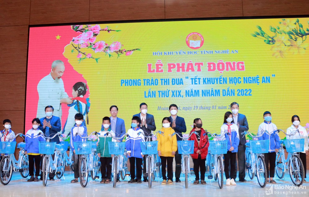 bna_cac_dai_bieu_trao_xe_dap_cho_cac_hoc_sinh_kho_khan_anh__mh4930531_1912022.jpg
