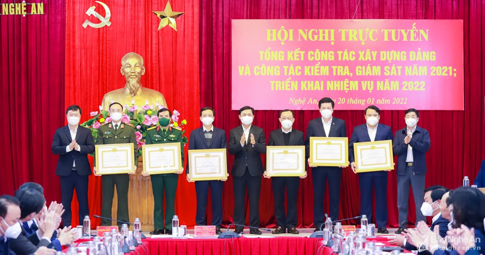 bna_bi_thu_tinh_uy_trao_bang_khenthanh_duy8164626_2012022--n1.jpg
