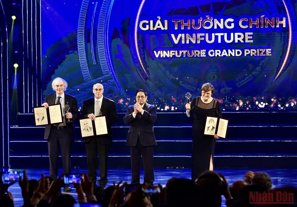 Ba nhà khoa học phát minh công nghệ mRNA nhận giải thưởng khoa học VinFuture