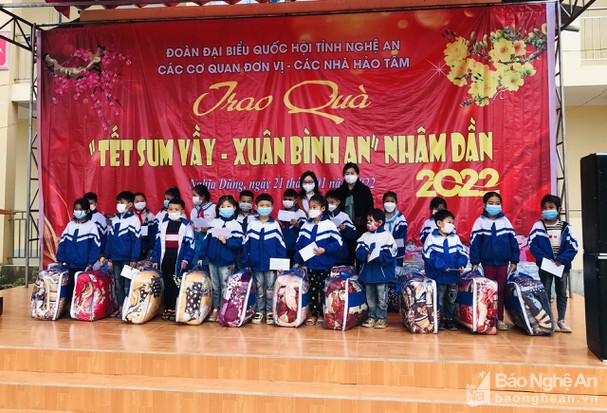 bna_tham_tang_qua_nghia_dung_tan_ky_anh_ph8581863_2112022--n1.jpg