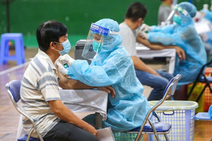 tiem-vac-xin-covid-19-cho-nguoi-dan-tai-tp-hcm-anh-hoang-trieu-16410485598441265442396_20220122215421--n1.jpg