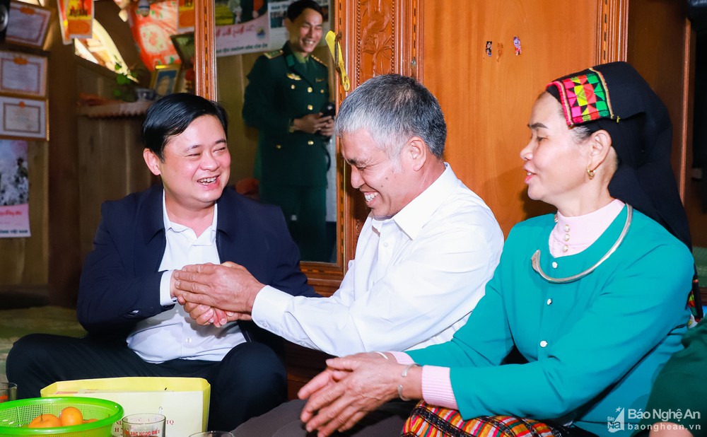 Bí thư Tỉnh ủy Thái Thanh Quý thăm, chúc Tết đồng bào, chiến sỹ tại huyện Con Cuông