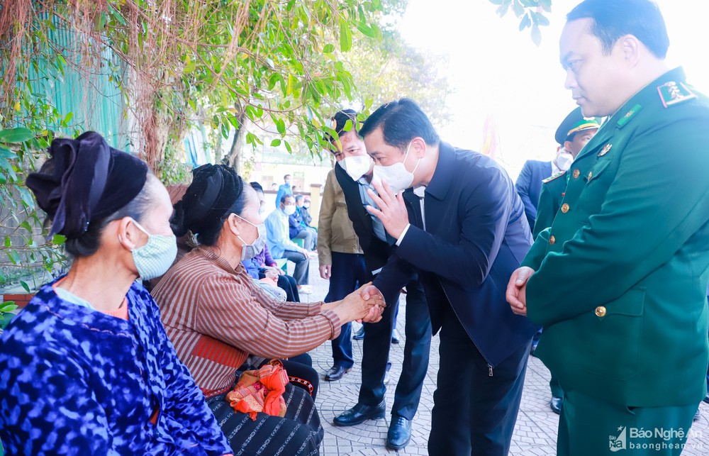 bna_tham_hoi_nguoi_dan_mon_sonbna_img_39167866099_2412022.jpg