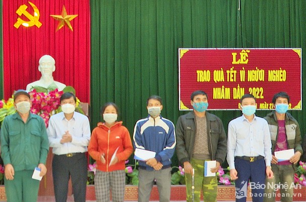 bna__trao_qua_cho_nguoi_ngheo_xa_dong_van_29340936_2712022.jpg