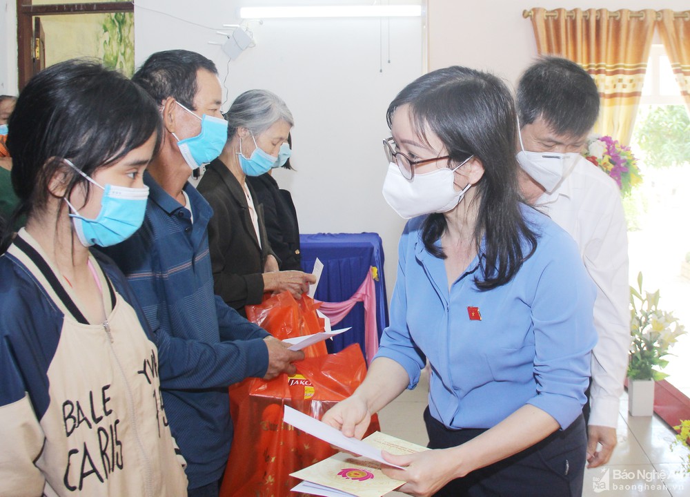 Đoàn đại biểu Quốc hội tỉnh trao quà Tết tại huyện Nghi Lộc