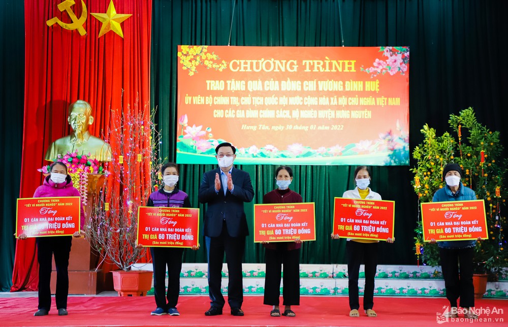 Chủ tịch Quốc hội Vương Đình Huệ tặng quà Tết cho người nghèo tại Nghệ An