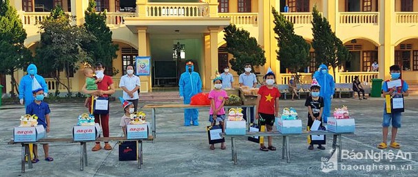 trao_qua_cho_tre_trong_khu_cach_ly3171769_412022.jpg