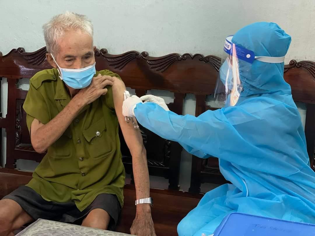 tiem-vaccine-cho-nguoi-cao-tuoi-16400907173481024131136_1_20220109145226.jpg