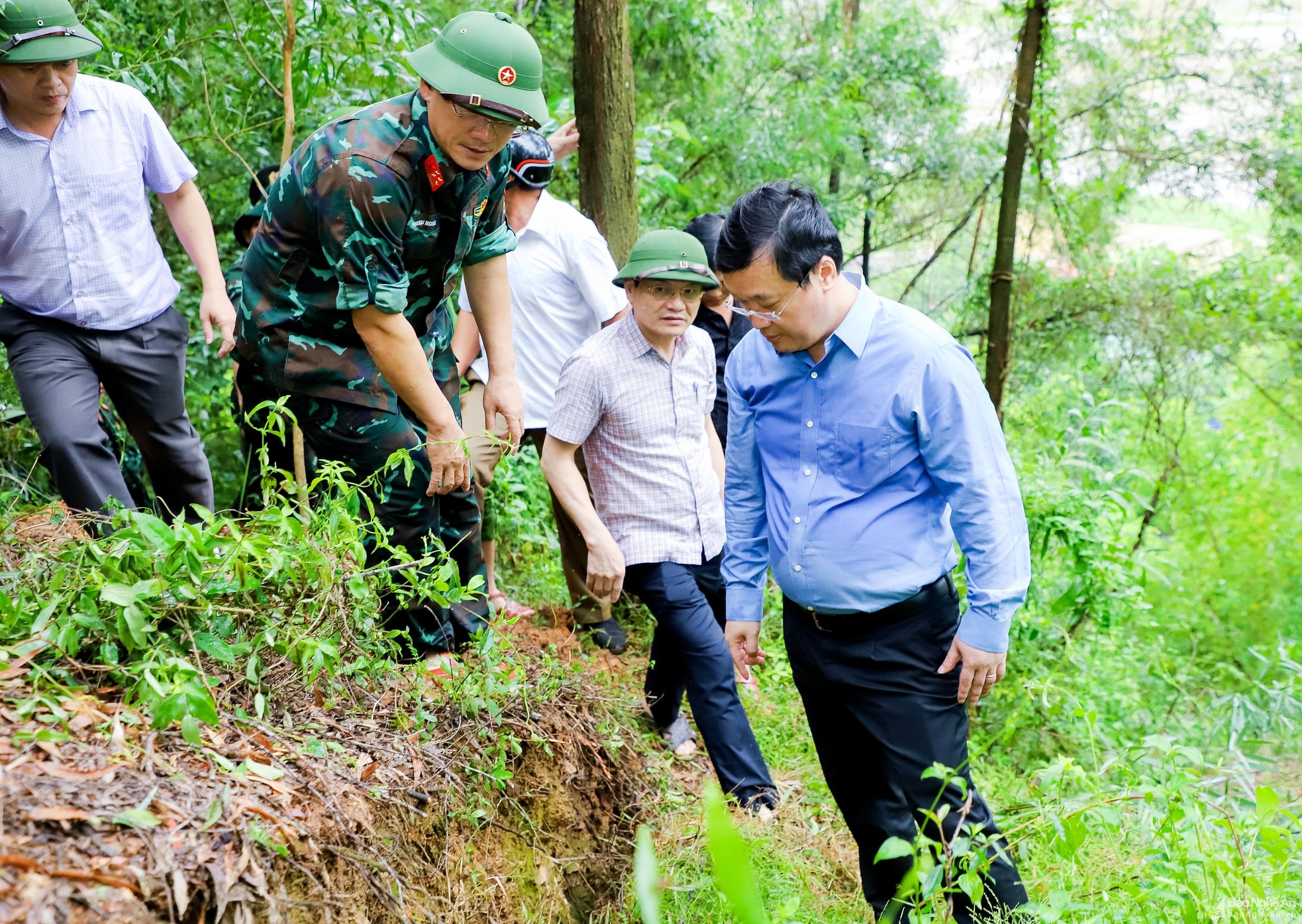 bna-chu-tich-ubnd-tinh-truc-tiep-kiem-tra-vi-tri-sat-lo-tai-nui-tho-lo-o-xa-hung-thanh-4863.jpg