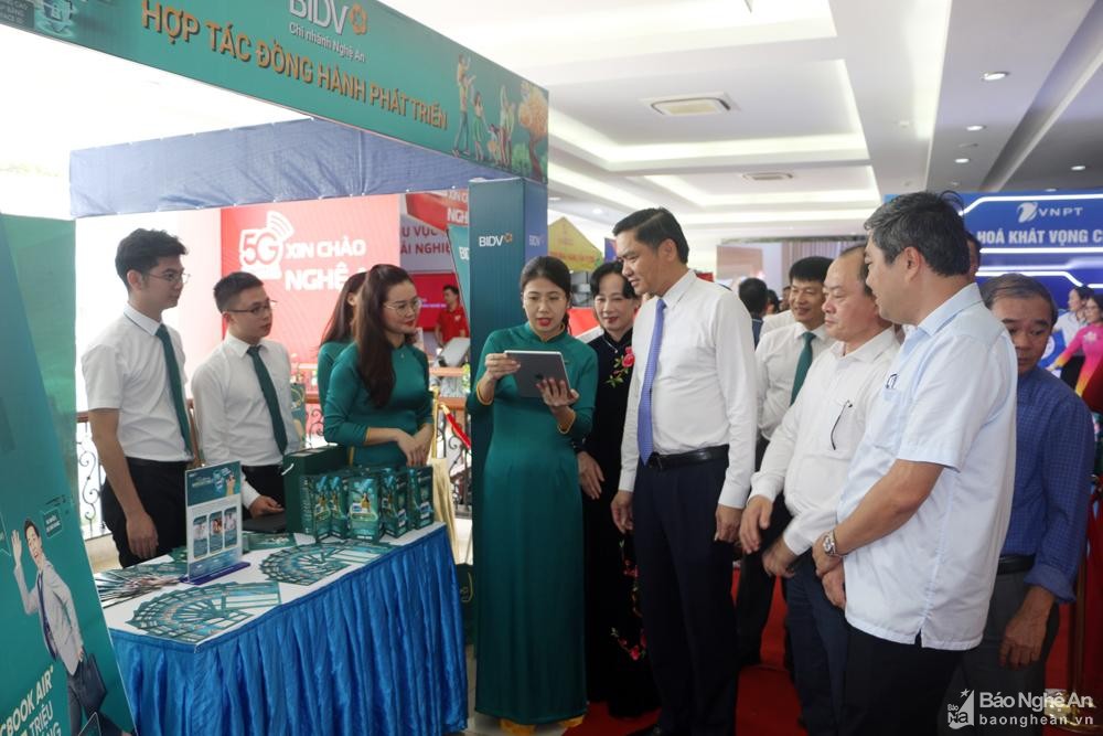 bna-dong-chi-hoang-nghia-hieu-tham-gian-hang-vnpt-nghe-an-5460.jpg