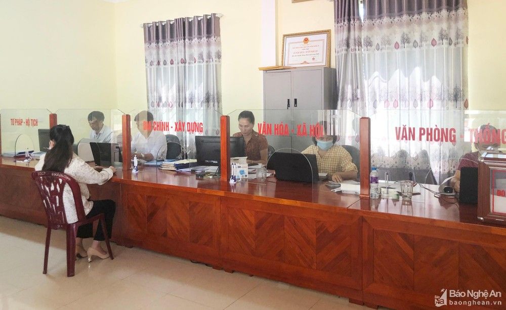 bna-cong-chuc-xa-nghi-thuan-huyen-nghi-loc-tiep-nhan-va-huong-dan-nguoi-dan-tai-bo-phan-tiep-nhan-va-tra-ket-qua-theo-co-che-2178-1.jpg
