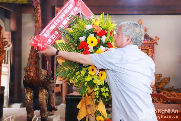 Đồng chí Đỗ Văn Chiến cùng đoàn đại biểu dâng hương tưởng niệm Vua Mai