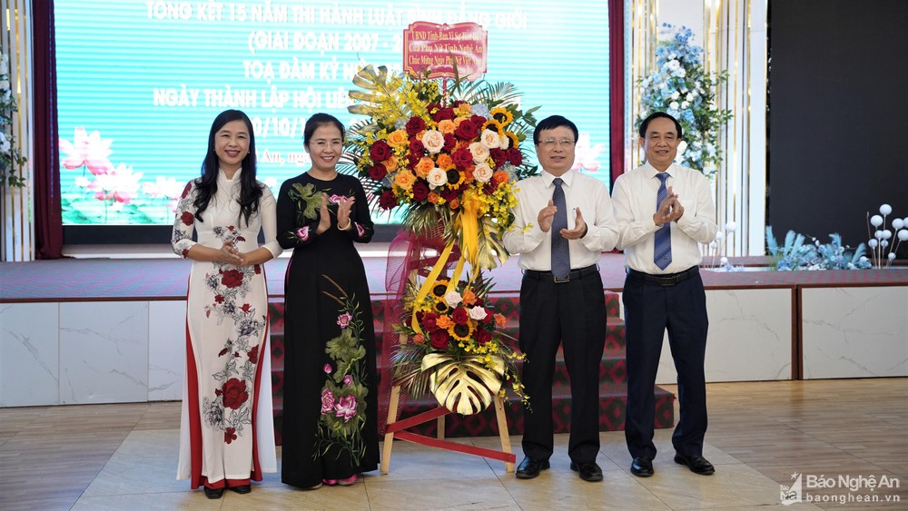 bna-tang-hoa-chuc-mung-20-10-5515--n1.jpg
