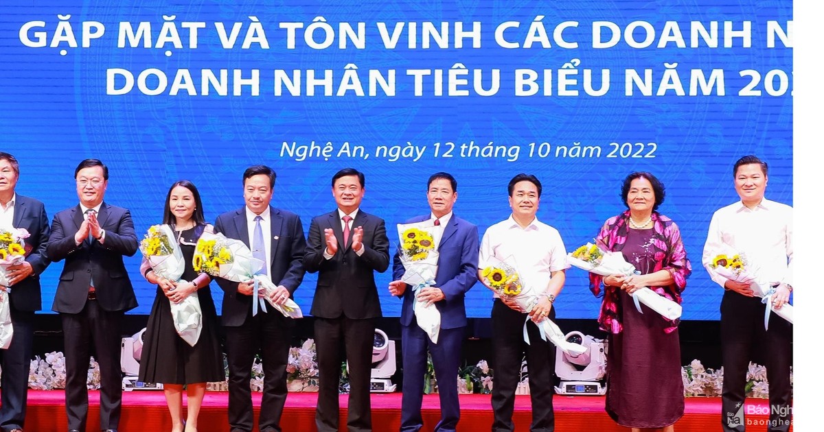 Tỉnh Nghệ An tôn vinh các doanh nghiệp, doanh nhân tiêu biểu năm 2022
