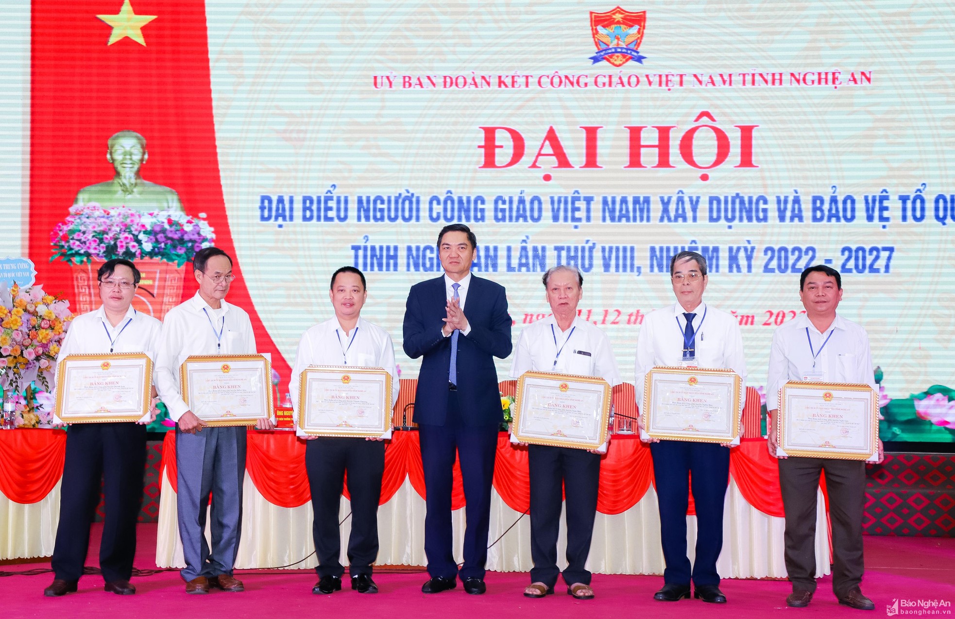 bna-tang-bang-khen-cua-chu-tich-ubdn-tinh-cho-6-tap-the-8062.jpg