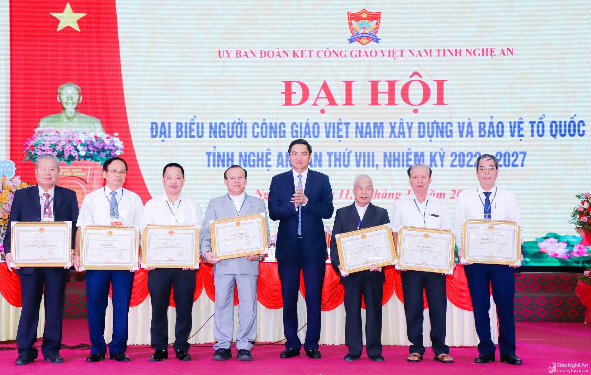 bna-tang-bang-khen-cua-chu-tich-ubnd-tinh-cho-8-ca-nhan-6248.jpg