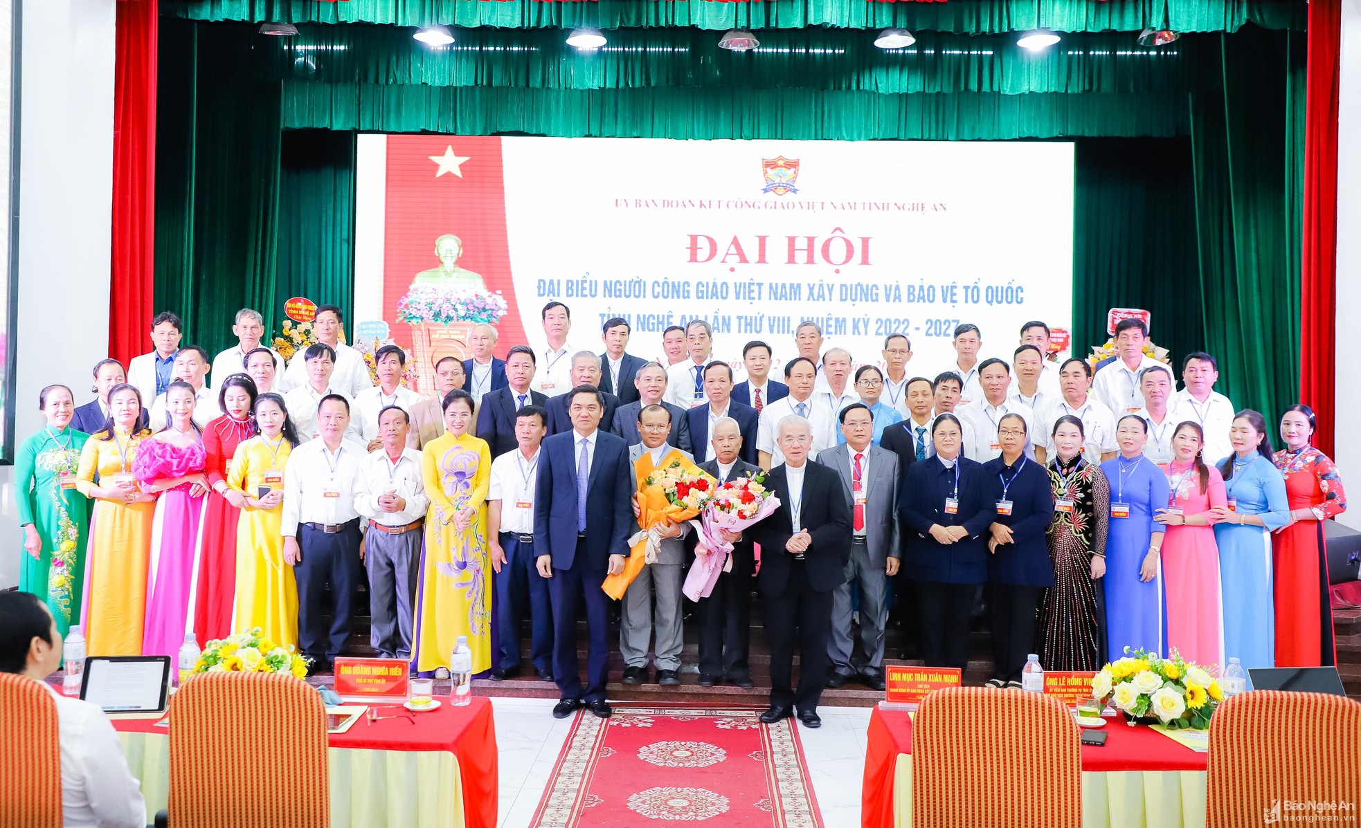 bna-tang-hoa-chuc-mung-uy-ban-doan-ket-cong-giao-nhiem-ky-2022-2027-1301.jpg