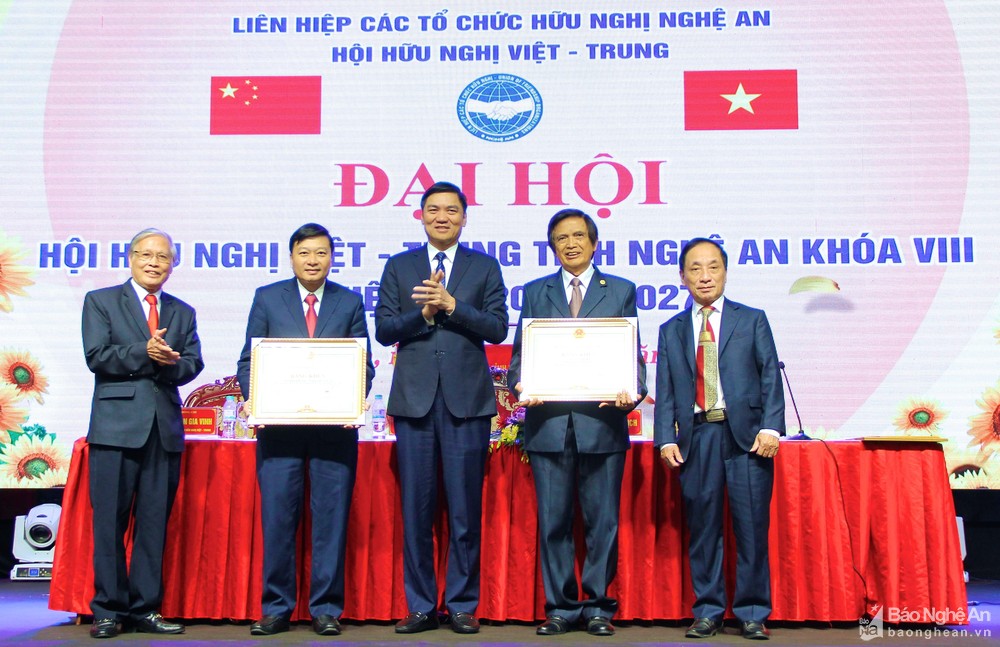 bna-trao-bang-khen-ubnd-tinh-anh-my-nga-9453.jpg
