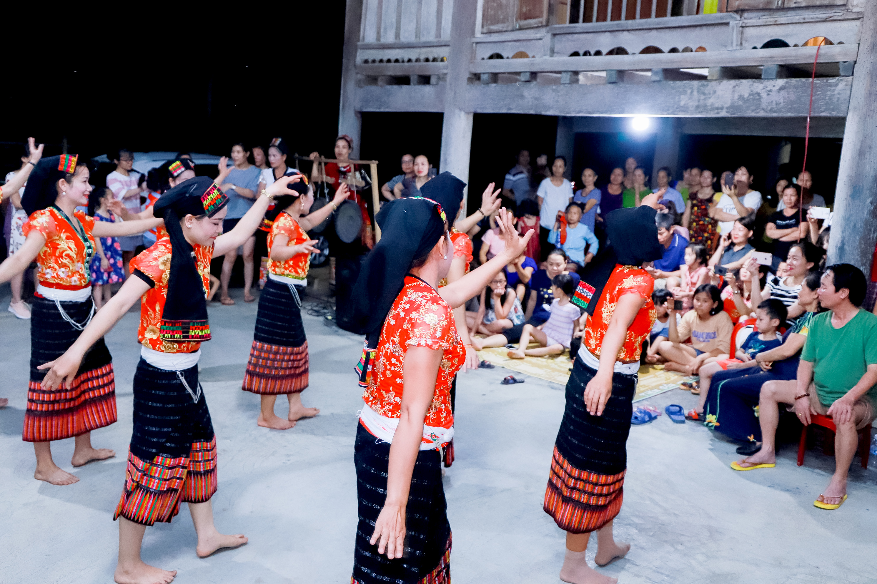 3--Du-khach-xem-nguoi-dan-ban-dia-bieu-dien-van-nghe-khi-ve-du-lich-cong-dong-tai-Con-Cuong-Nghe-An.JPG