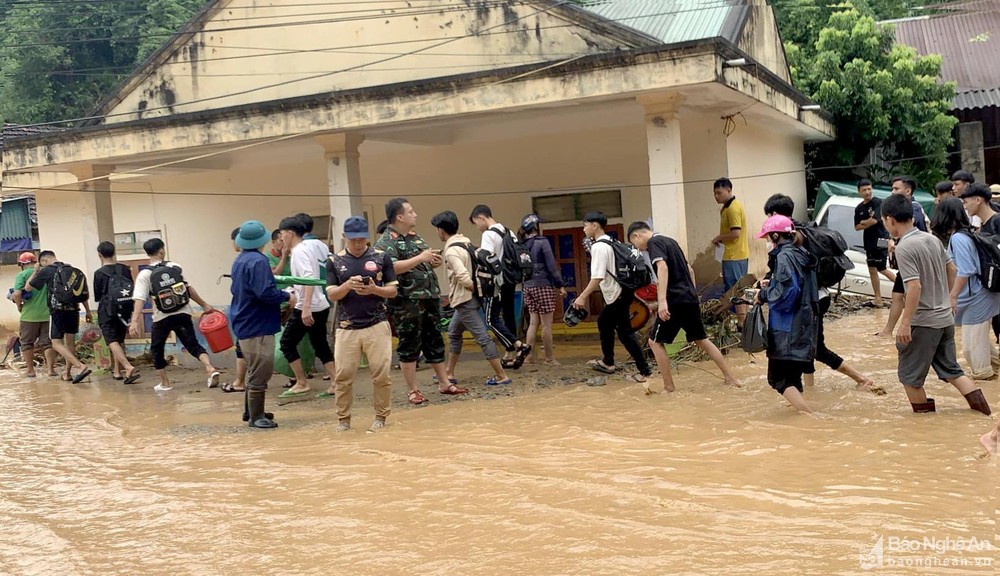 bna-cac-hoc-sinh-truong-thpt-ky-son-da-duoc-giai-cuu-va-ve-tap-trung-tai-truong-thpt-ky-son-anh-cscc-4874.jpg