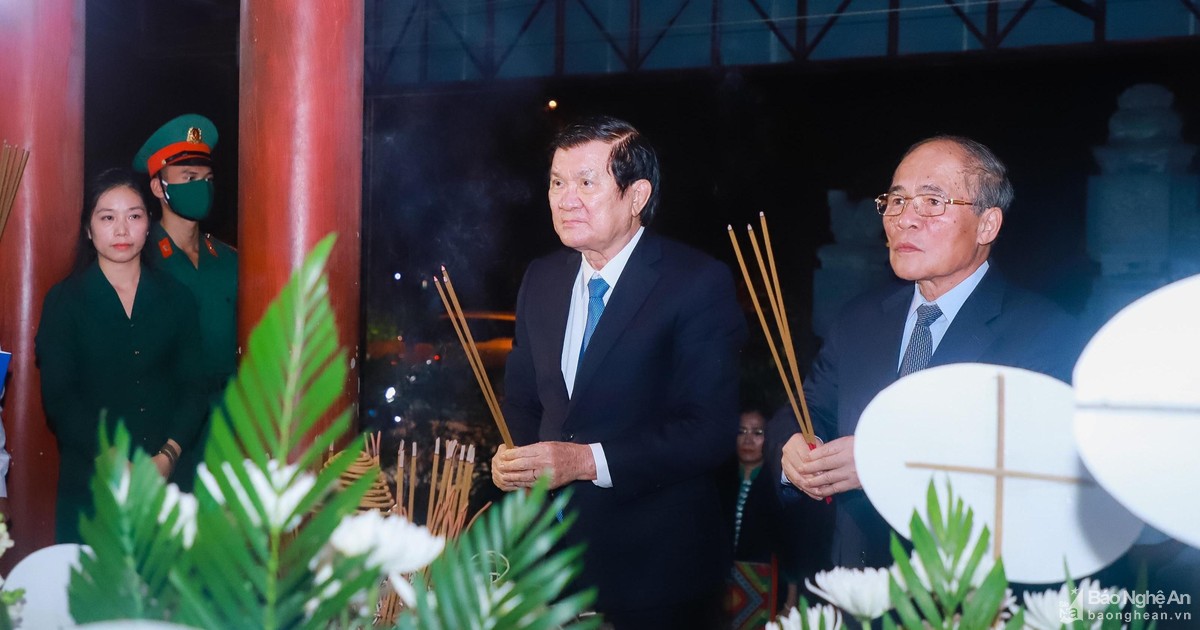 Các đồng chí lãnh đạo, nguyên lãnh đạo Đảng, Nhà nước và tỉnh Nghệ An dâng hương tưởng niệm tại Truông Bồn