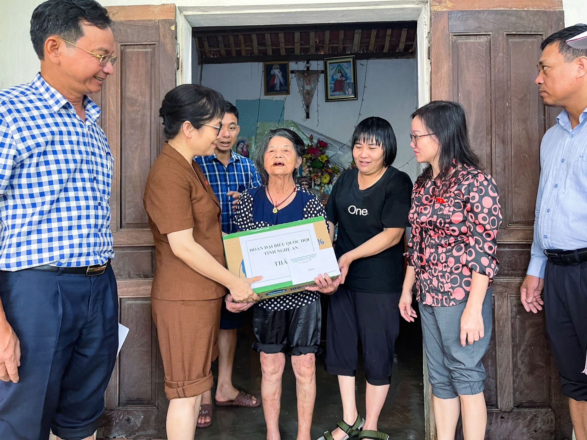 Đoàn ĐBQH tỉnh thăm hỏi, động viên người dân bị thiệt hại do mưa lụt tại huyện Quỳnh Lưu và thị xã Hoàng Mai