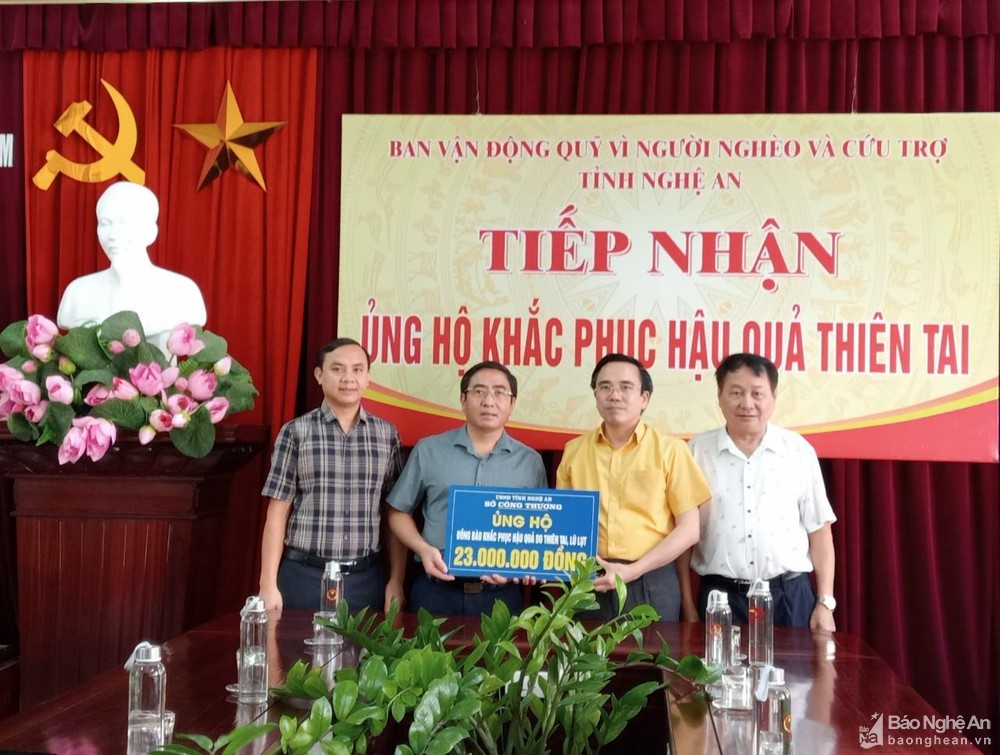 bna-so-cong-thuong-trao-ung-ho-dong-bao-lu-lut-7379.jpg