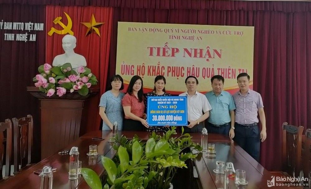Ủy ban MTTQ tỉnh Nghệ An và Hội Chữ thập đỏ tiếp nhận, trao hàng hóa đến người dân vùng lũ lụt