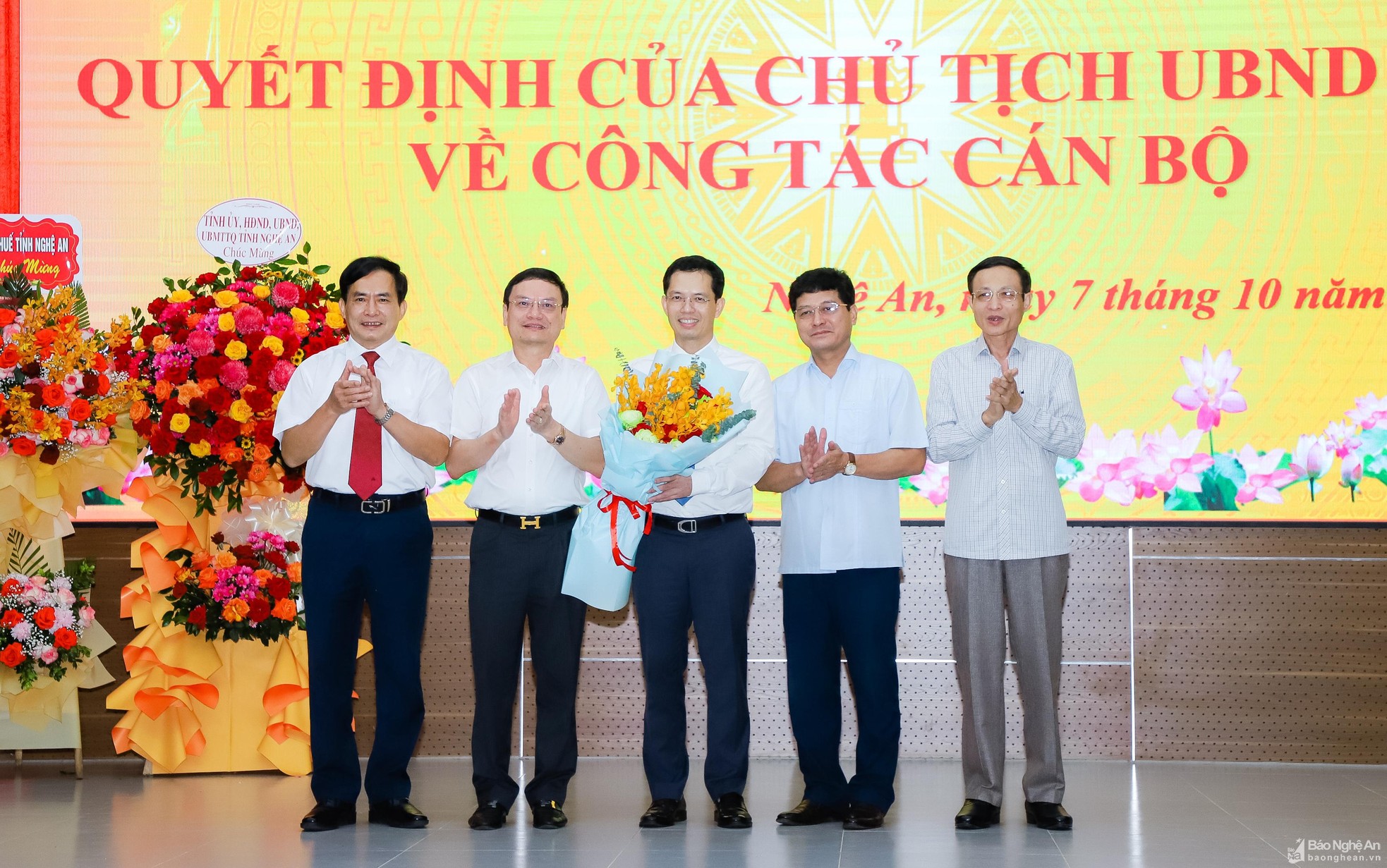 bna-tang-hoa-chuc-mung-8153.jpg