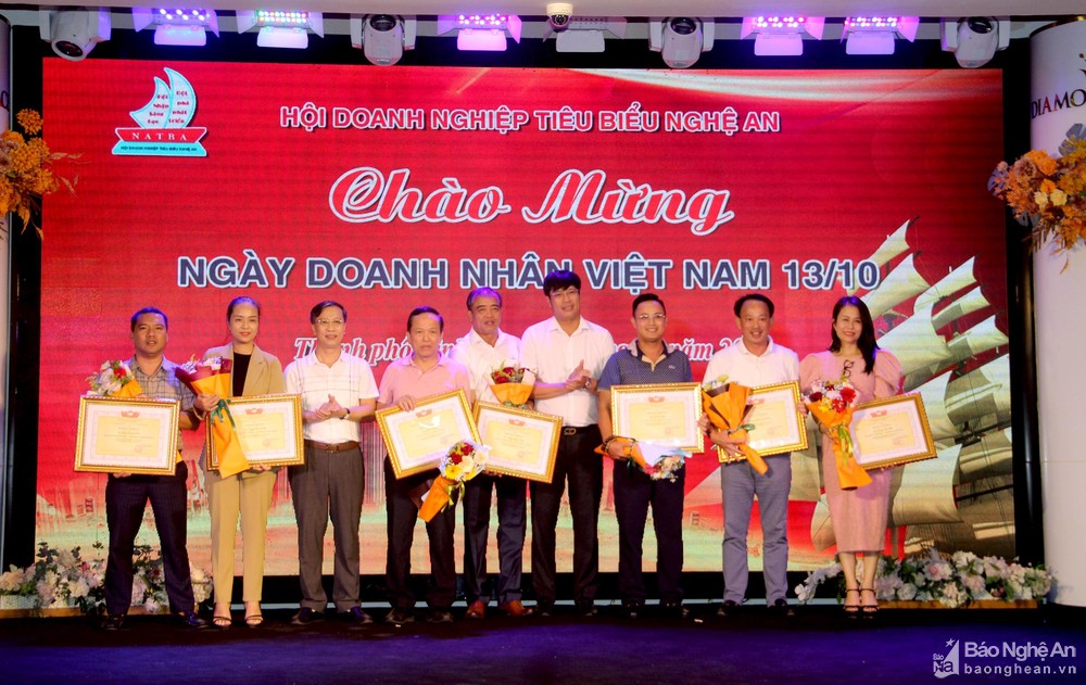 bna-tang-bang-khen-cua-uy-ban-mttq-tinh-cho-1-tap-the-va-7-ca-nhan-da-co-thanh-tich-trong-cong-tac-an-sinh-xa-hoi-tren-dia-ban-tinh-nghe-an-nam-2021-anh-quang-an-2102.jpg