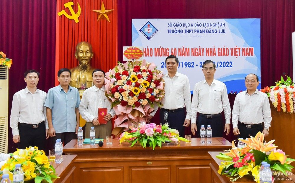 Phó Bí thư Tỉnh ủy Hoàng Nghĩa Hiếu chúc mừng Trường THPT Phan Đăng Lưu nhân ngày Nhà giáo Việt Nam