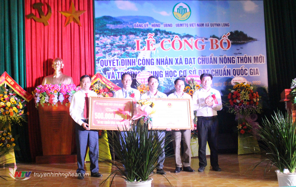 Xã Quỳnh Long (Quỳnh Lưu) đón Bằng công nhận xã đạt chuẩn Nông thôn mới