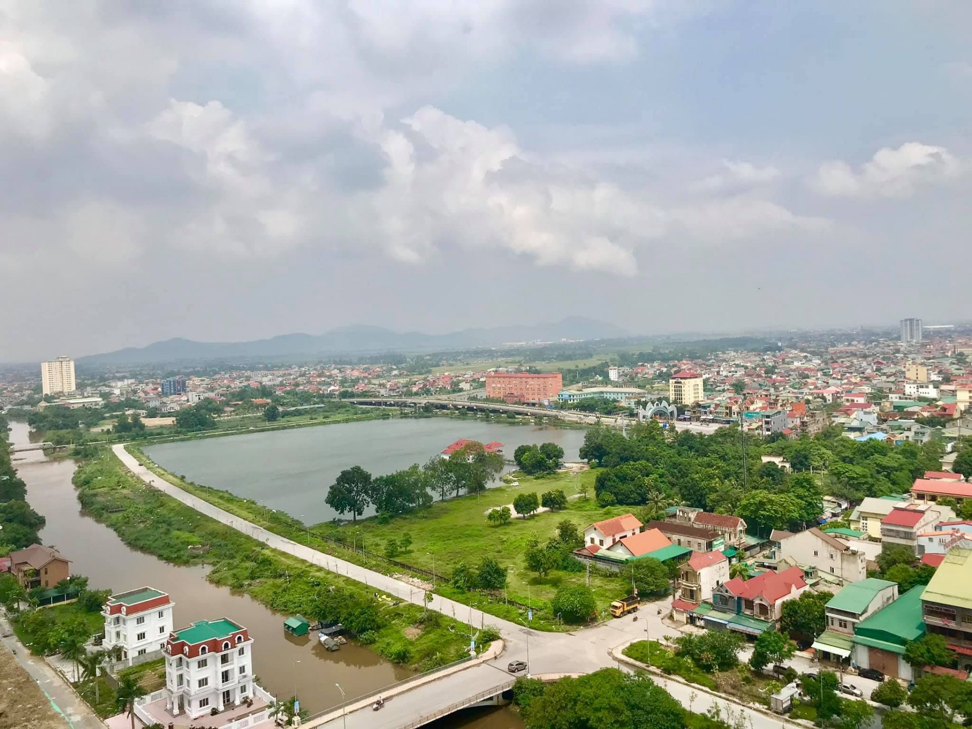 Cử tri thành phố Vinh: Nhiều khu chung cư phá vỡ quy hoạch, ảnh hưởng đến sinh hoạt cộng đồng