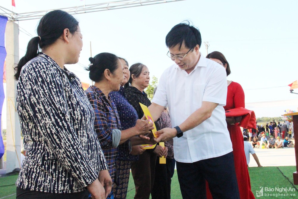 Phó Chủ tịch UBND tỉnh Bùi Đình Long dự Ngày hội Đại đoàn kết cùng người dân huyện Diễn Châu