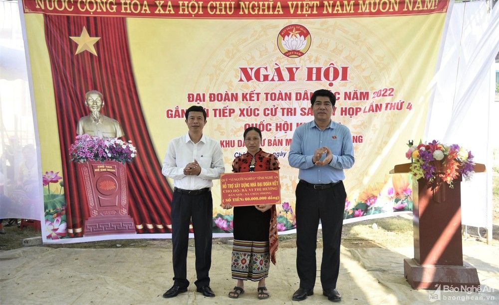 Đại biểu Quốc hội tiếp xúc cử tri và dự Ngày hội Đại đoàn kết ở huyện Quỳ Châu