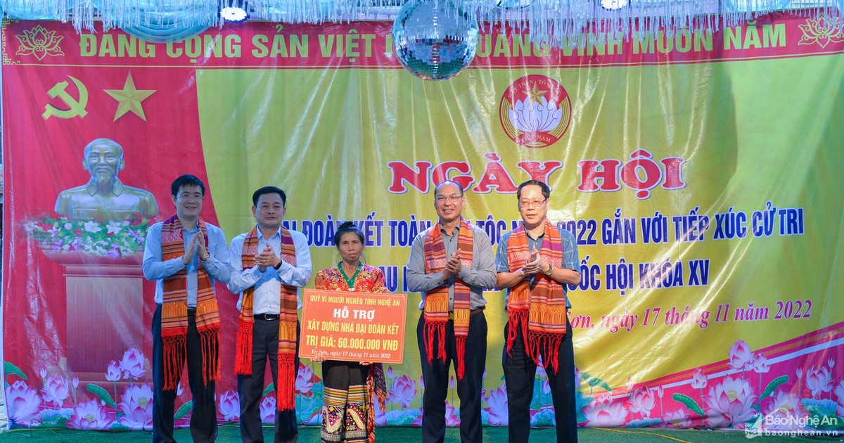 Nhiều phần quà trao cho dân bản Hoà Sơn bị thiệt hại do lũ trong Ngày hội Đại đoàn kết