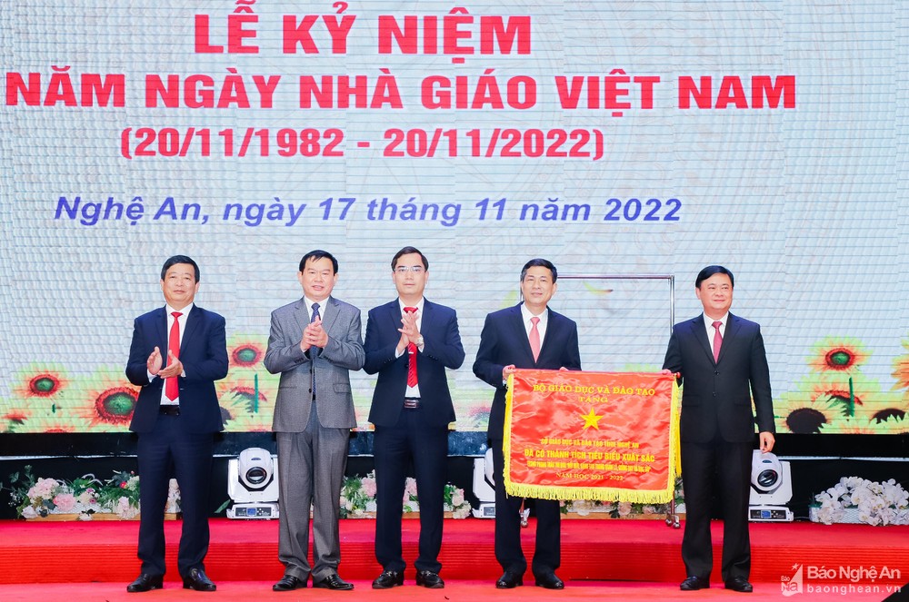 bna-bna-dong-chi-thai-thanh-quy-bi-thu-tinh-uy-thua-uy-quyen-trao-co-thi-dua-cua-bo-giao-duc-va-dao-tao-cho-lanh-dao-so-giao-duc-va-dao-taojpgjpg-5951.jpg