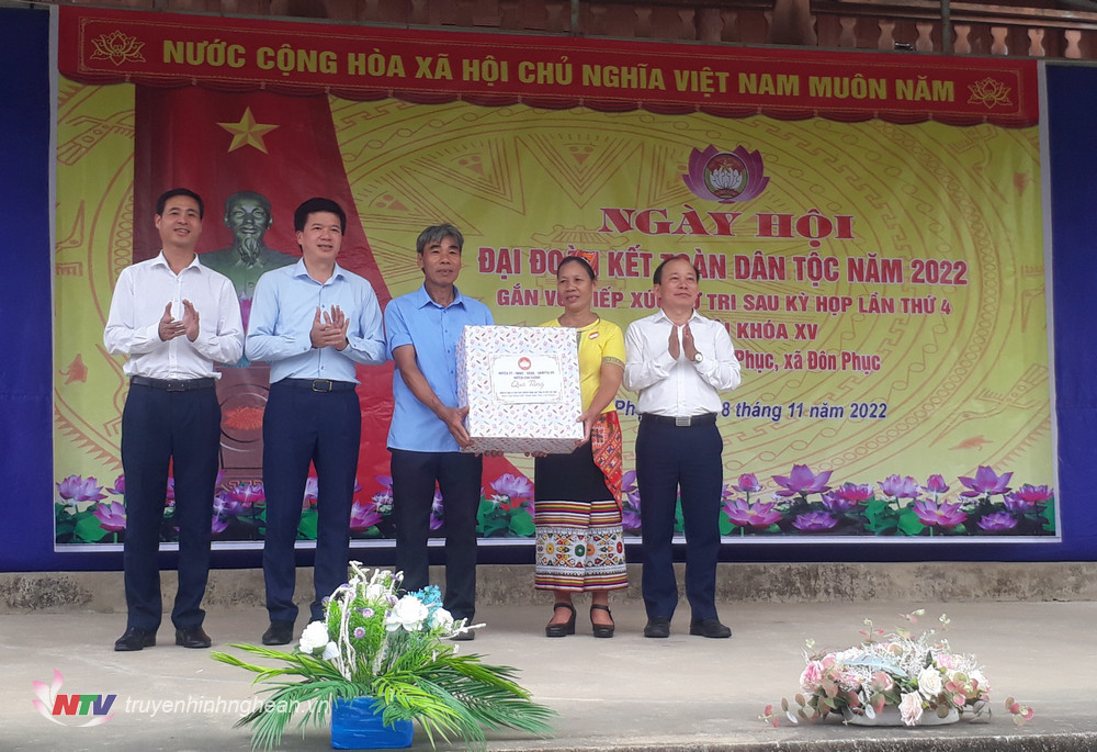 lanh_dao_huyen_con_cuong_trao_qua_cho_khu_dan_cu_ban_phuc_20221118124450.jpg