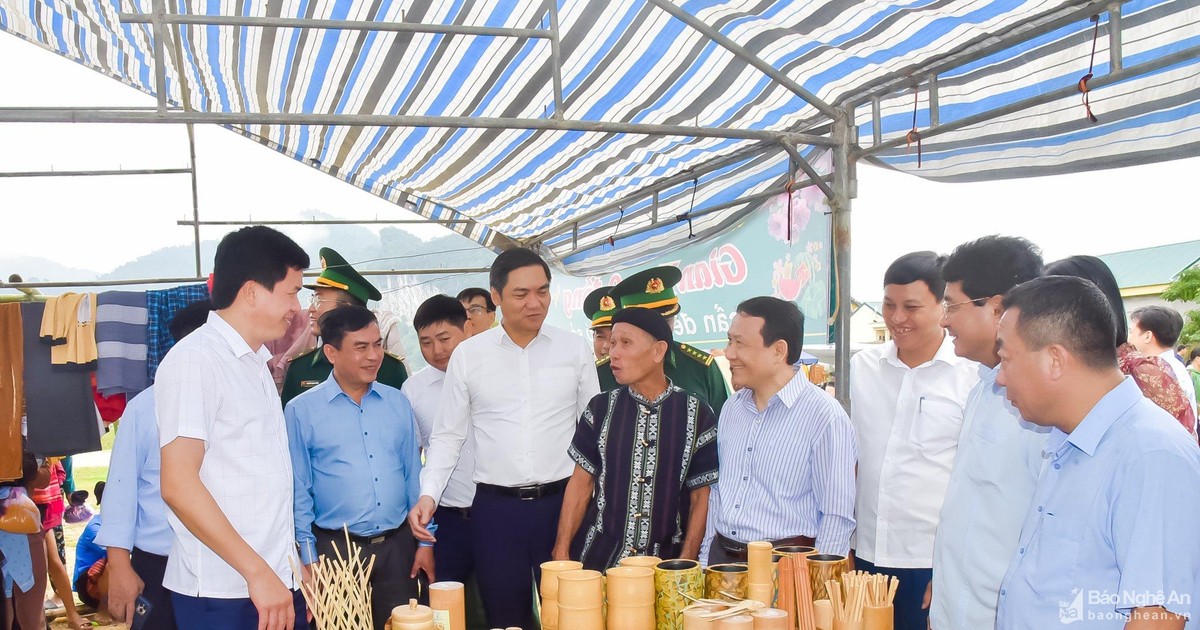 Đoàn công tác Ban Chỉ đạo Trung ương về tổng kết Nghị quyết 26 khảo sát tại khu vực biên giới ở Nghệ An