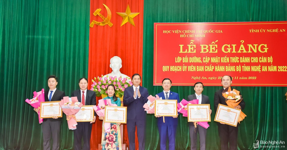 Bế giảng lớp bồi dưỡng kiến thức cho cán bộ quy hoạch Ủy viên Ban Chấp hành Đảng bộ tỉnh Nghệ An
