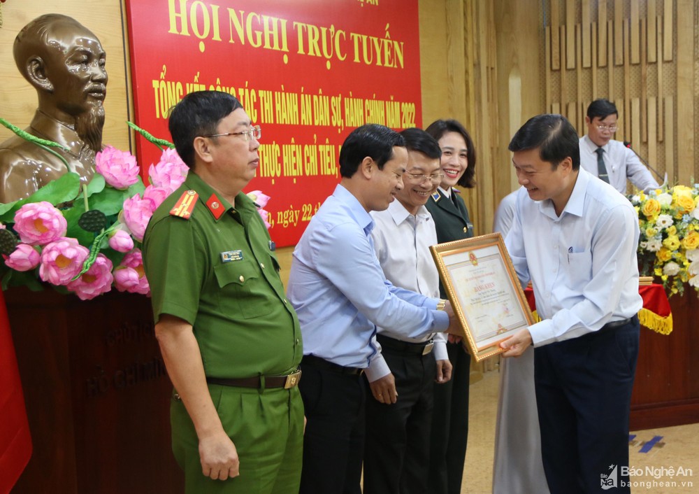 bna-pho-chu-tich-thuong-truc-ubnd-tinh-trao-bang-khen-cho-cac-ca-nhan-xuat-sac-2212.jpg