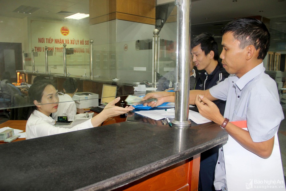 bna-nguoi-dan-giao-dich-tai-chi-cuc-thue-vinh-anh-quang-an-7171.jpg