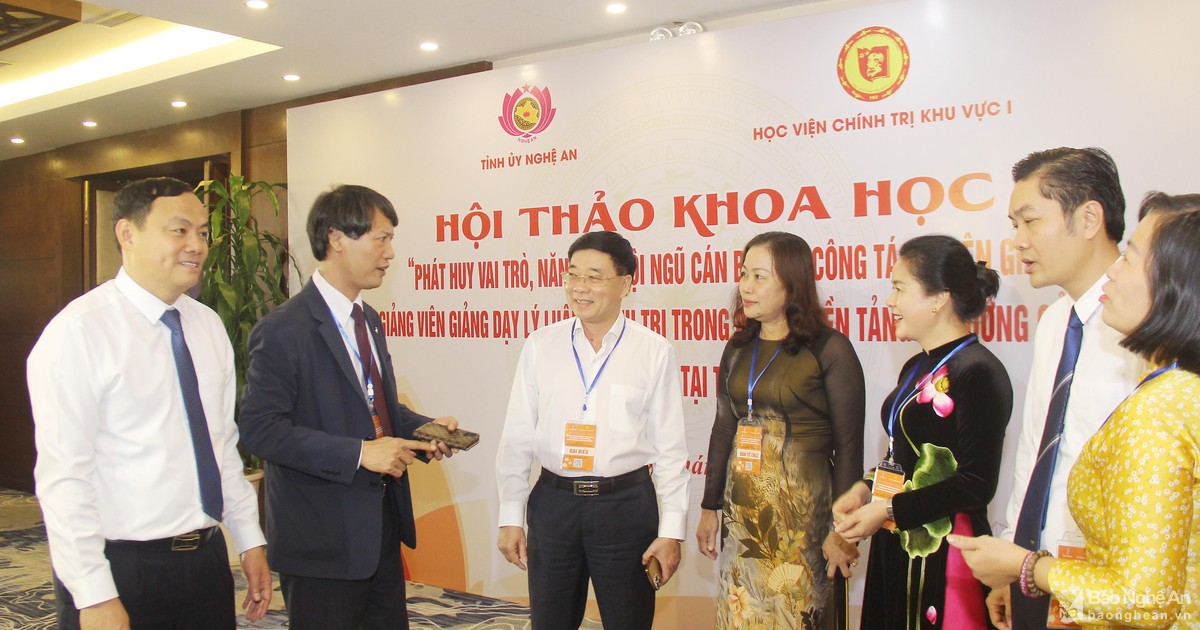 Phát huy vai trò đội ngũ làm công tác tuyên giáo và giảng viên lý luận chính trị trong bảo vệ nền tảng tư tưởng của Đảng