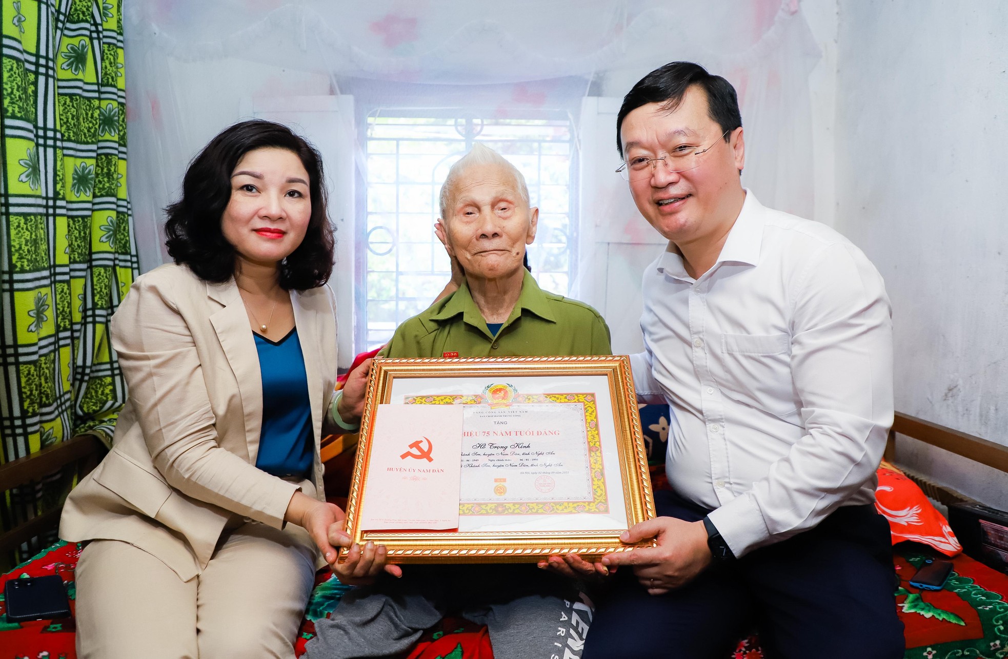 chu-tich-ubnd-tinh-nguyen-duc-trung-trao-huy-hieu-75-nam-tuoi-dang-cho-dang-vien-ho-trong-kinh-7357.jpg